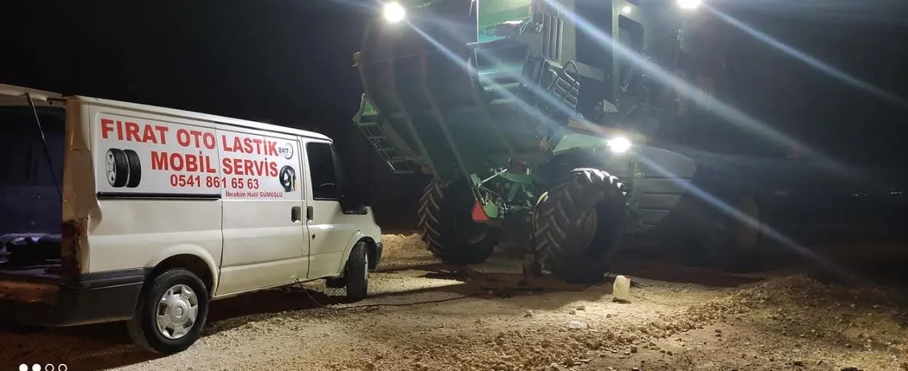 Gece tarlada kombayn lastiği için yol yardım, mobil servis aracı yanında