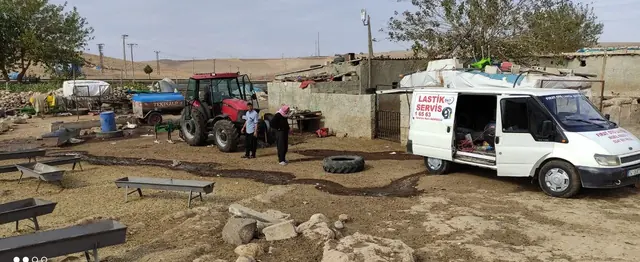 Köyde kırmızı traktörün lastik servisi
