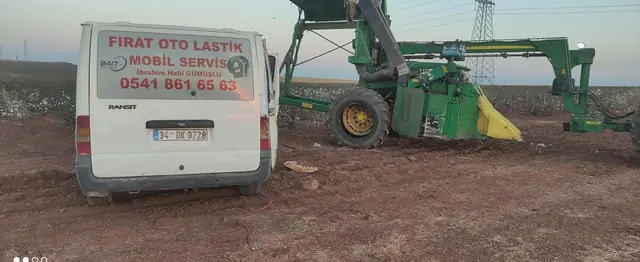 Pamuk tarlasında pamuk toplama makinesinin lastik servisi