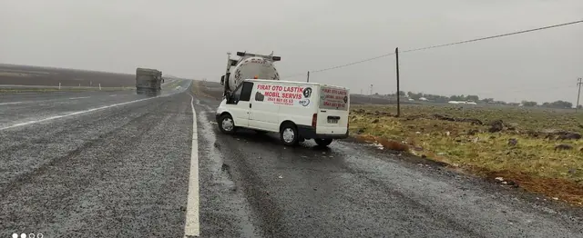 Yağışlı havada karayolunda tanker için lastik yol yardımı